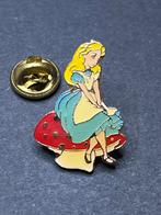 Vintage Disney Alice in Wonderland paddenstoel pin, Disney, Ophalen of Verzenden, Zo goed als nieuw, Nvt