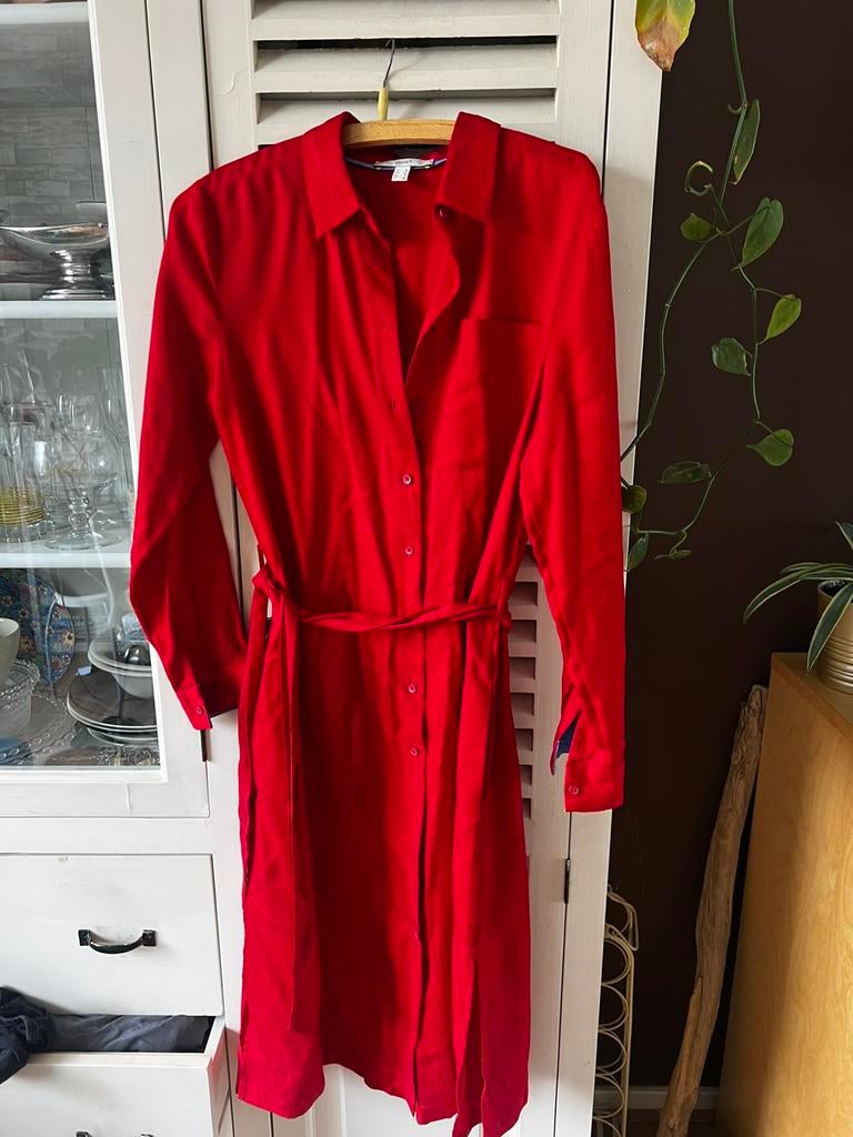 Rode jurk met strikriem, Kleding | Dames, Maat 38/40 (M), Ophalen of Verzenden, Zo goed als nieuw, Boven de knie