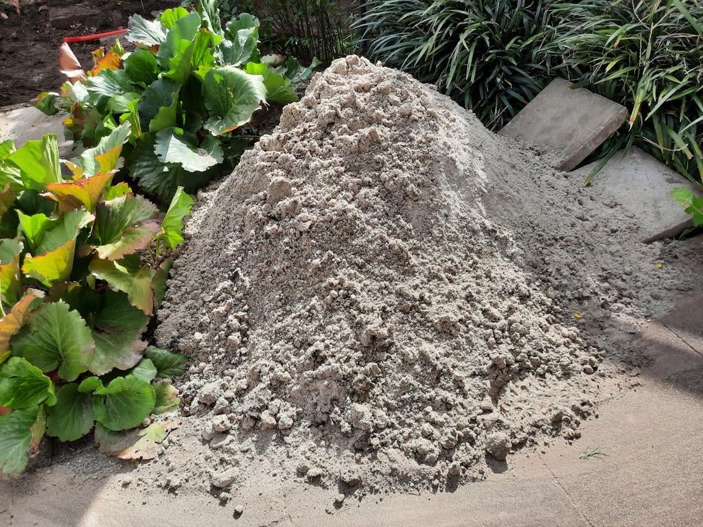 Gratis afhalen: 3 kruiwagens wit zand, Tuin en Terras, Zand, Ophalen, Zo goed als nieuw, Straatzand