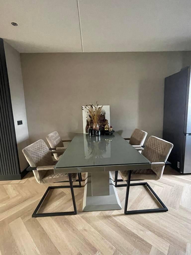 Eettafel met glasplaat en 4 stoelen - Eric Kuster stijl, Ophalen, 50 tot 100 cm, Zo goed als nieuw, 150 tot 200 cm