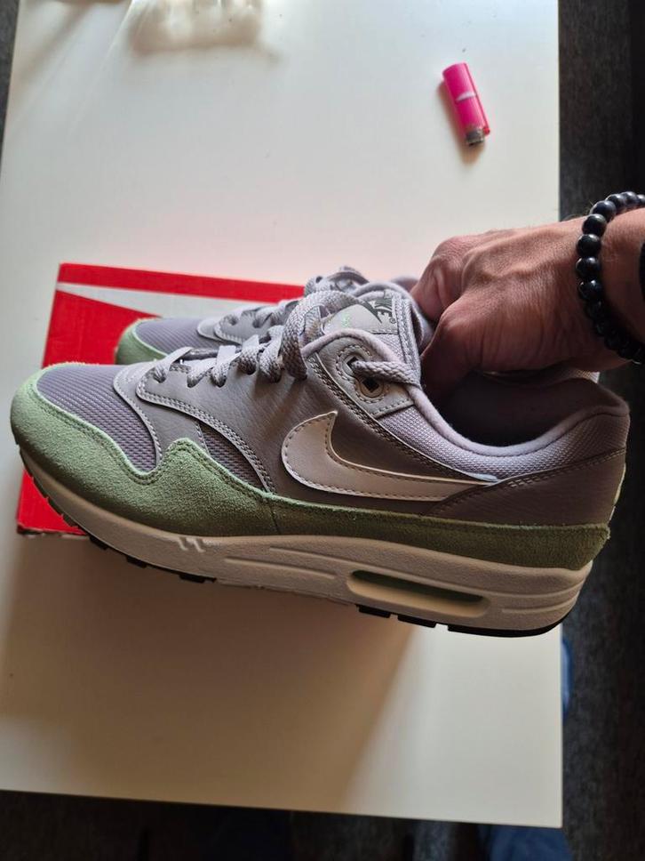 Nike Air Max 1 sneakers grijs/groen, Kleding | Dames, Schoenen, Zo goed als nieuw, Sneakers of Gympen, Grijs, Ophalen of Verzenden