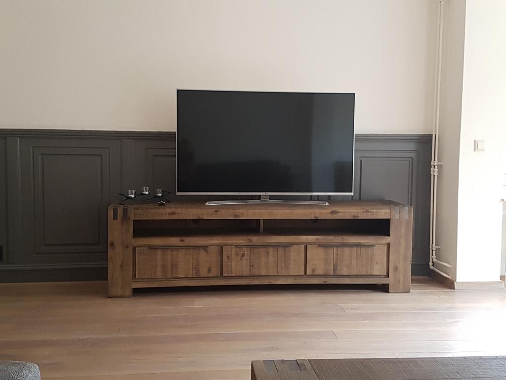 Robuust houten tv-meubel met lades en open vakken, Huis en Inrichting, Kasten | Televisiemeubels, 150 tot 200 cm, Ophalen of Verzenden