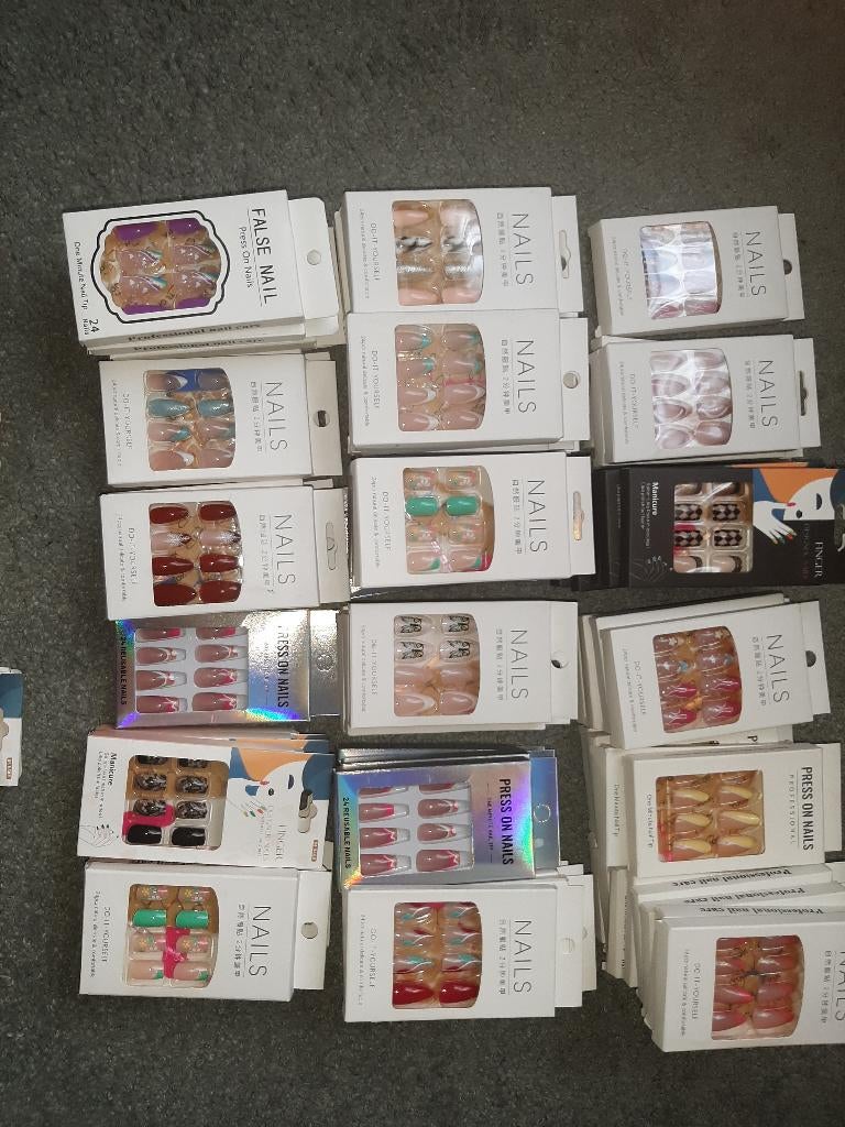 67 doosjes NAGELS met toebehoren. ALLES   < PRIJS 50 €   1€, Ophalen of Verzenden, Nieuw, Overige kleuren, Handen en Nagels