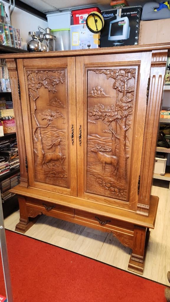 Houten kast met houtsnijwerk, Ophalen