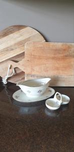 Brocant porseleinen saucière met schotel en dubbel schaaltje, Ophalen of Verzenden