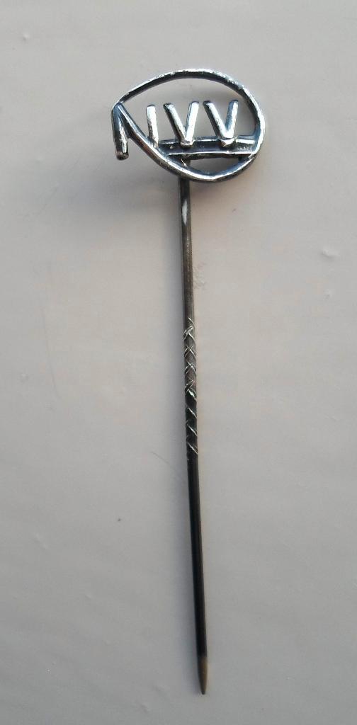 Zilveren speld NVV. Gemerkt: 835 - Zwaardje, Verzamelen, Speldjes, Pins en Buttons, Zo goed als nieuw, Speldje of Pin, Merk, Ophalen of Verzenden