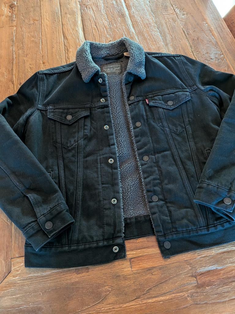 Zwarte Levi's spijkerjas met grijs bont - Maat M, Kleding | Heren, Levi's, Maat 48/50 (M), Zwart, Ophalen of Verzenden