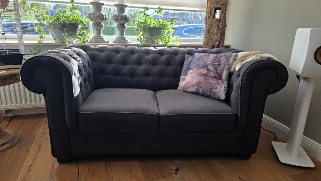 Gecapitonneerd 2-zits bankje - Grijs - 165x86 cm, Huis en Inrichting, Ophalen, Gebruikt, 150 tot 200 cm, Tweepersoons