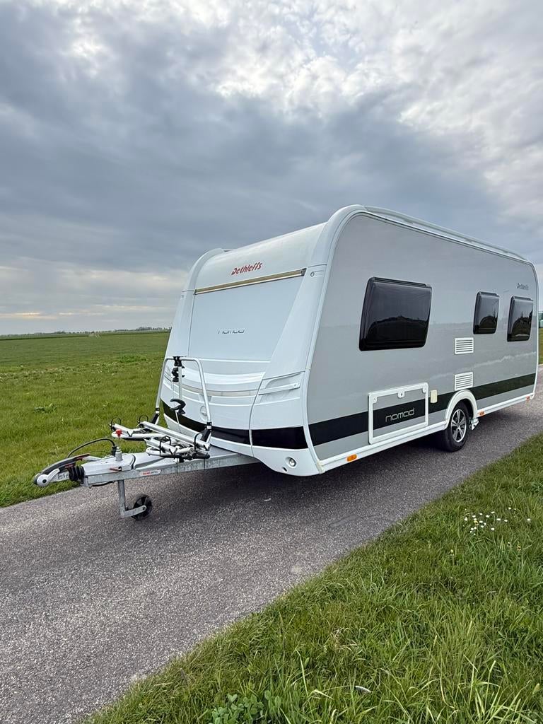 Dethleffs Nomad 470 FR | Mover | Voortent |  Topstaat, Vast bed, Rondzit, Particulier, Dethleffs