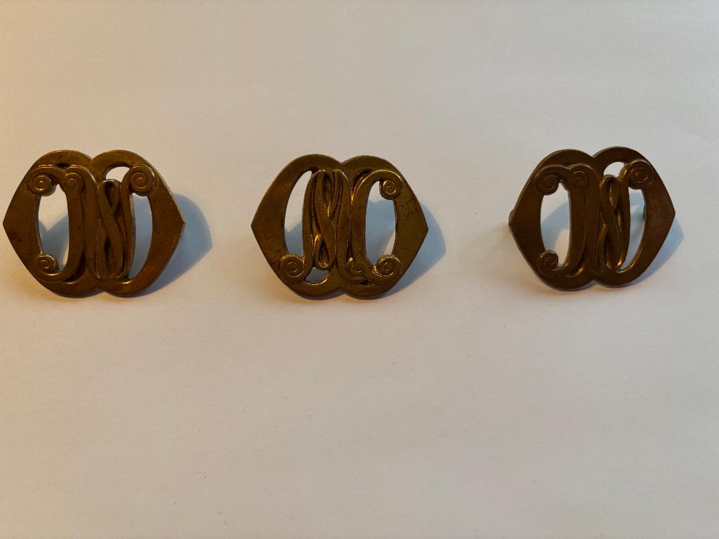 3 oude baret emblemen Korps Mobiele Colonnes 1955-1963, Verzenden, Landmacht, Nederland, Kleding of Schoenen