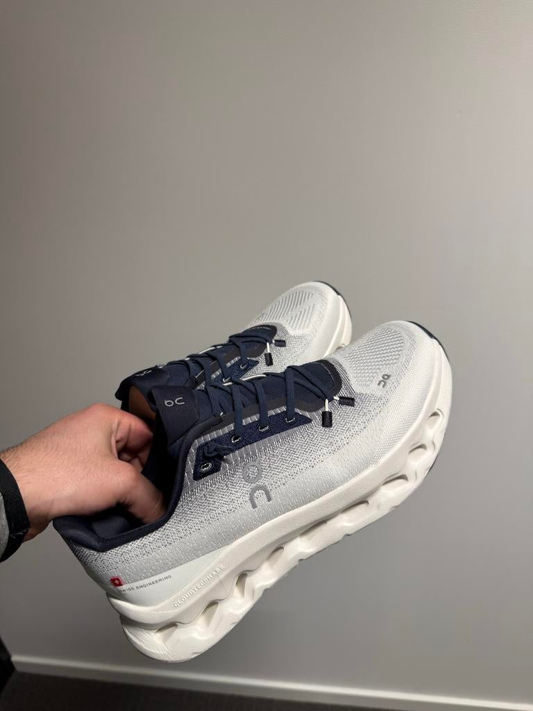 On Cloutilt schoen Nieuw (Midnight/Ice) Blauw, Ophalen of Verzenden, Zo goed als nieuw, Wit, Sneakers of Gympen