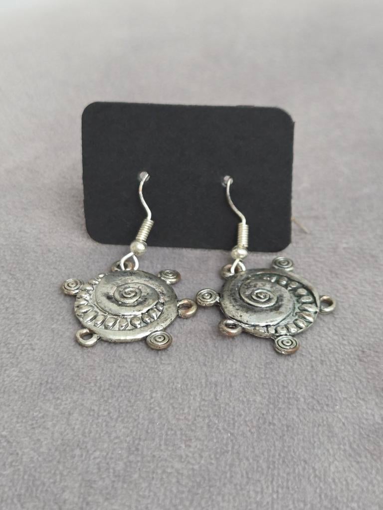 Zelfgemaakte zilverkleurige oorbellen, Sieraden, Tassen en Uiterlijk, Oorbellen, Ophalen, Overige materialen, Hangers, Zo goed als nieuw