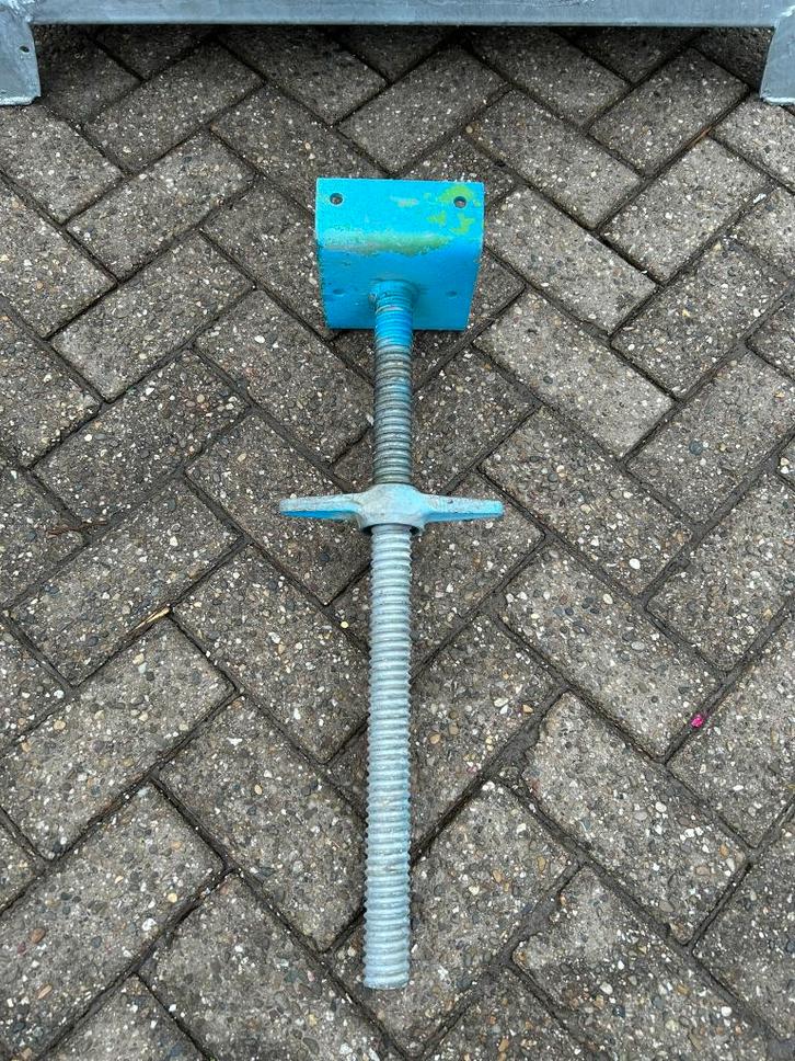 Layher kopspindel/kop spindel 0.60M gebruikt, Doe-het-zelf en Verbouw, Steigers, Gebruikt, Gevelsteiger, 5 meter of hoger, Ophalen