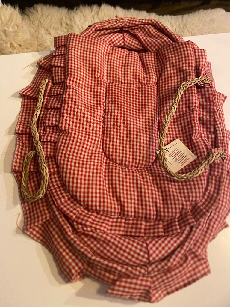 Lief rieten poppenwiegje met rood-witte ruitjesbekleding, Ophalen, Zo goed als nieuw, Babypop