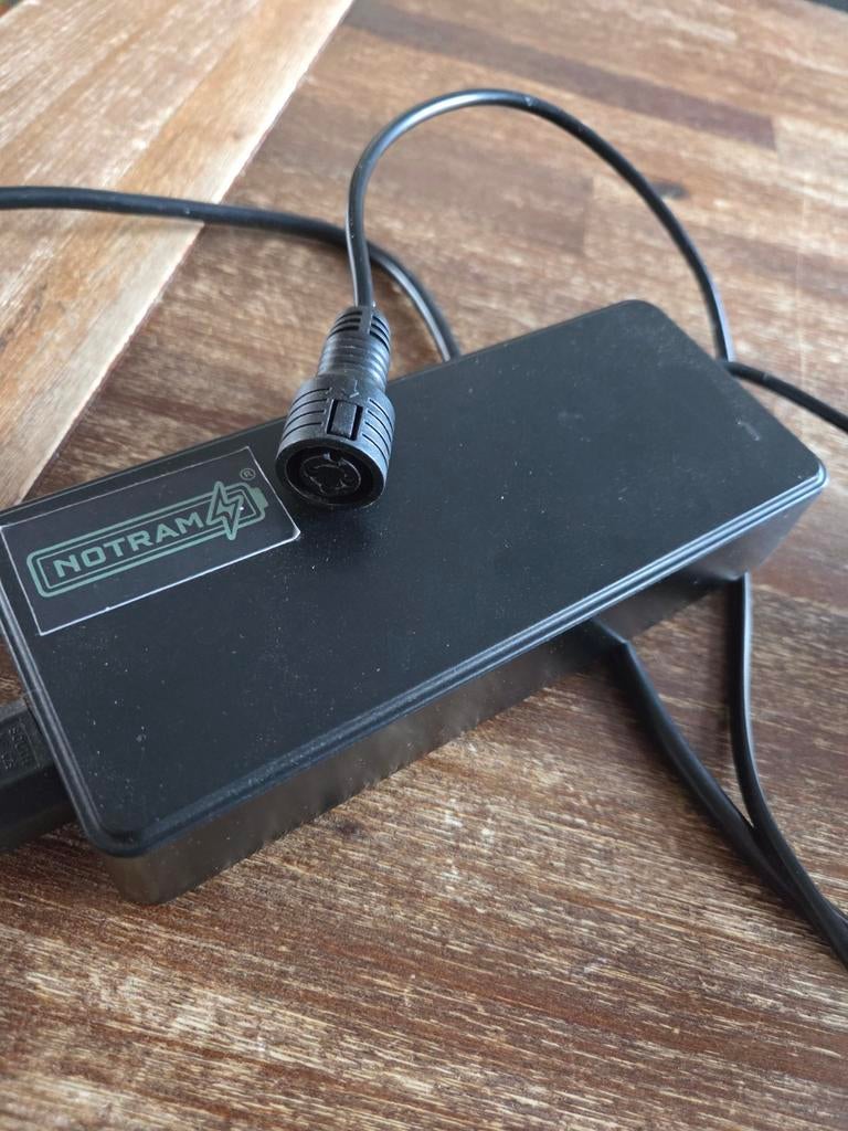 NOTRAM Oplader voor elektrische fiets, Fietsen en Brommers, Fietsaccessoires | Fietsaccu's, Ophalen of Verzenden, Gebruikt