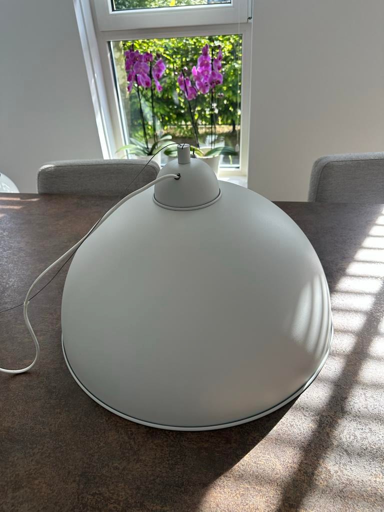 Moderne hanglamp wit met gouden binnenkant, Huis en Inrichting, Ophalen, Zo goed als nieuw, Metaal, 50 tot 75 cm