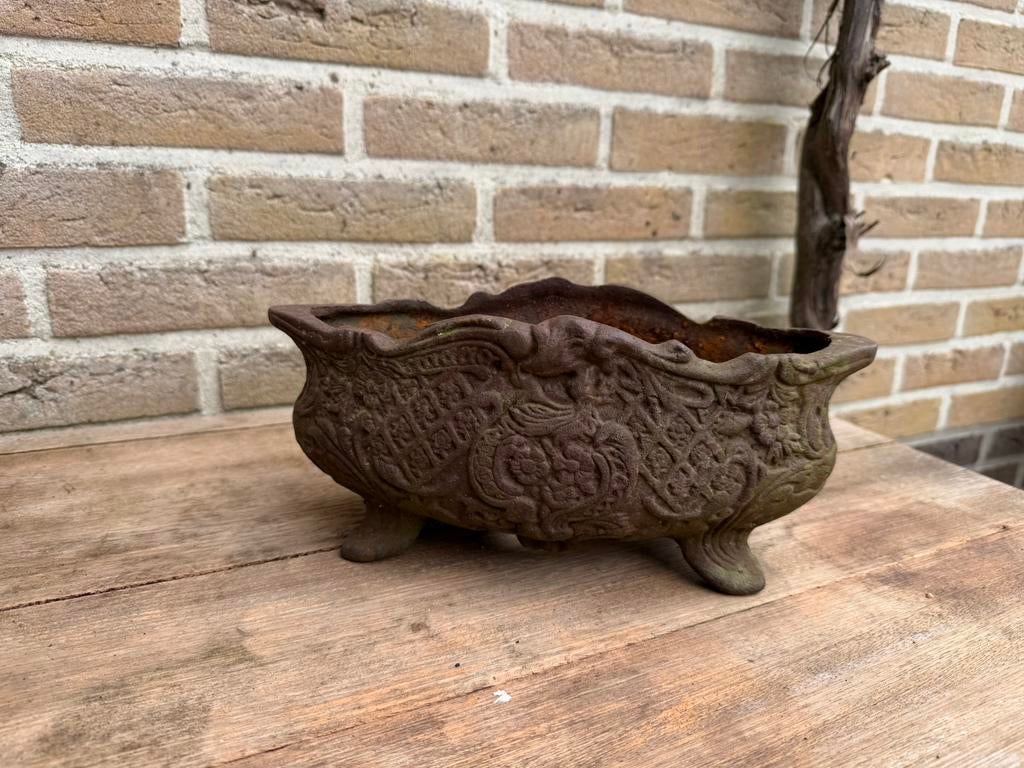 Gietijzeren tuinvaas/ schaal in roestige patina, Antiek en Kunst, Curiosa en Brocante, Ophalen