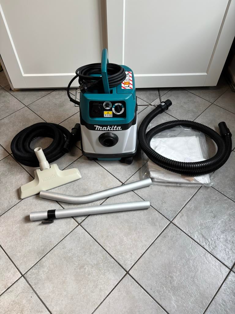 Makita VC1310L Stof-/Waterzuiger - Krachtig & Veelzijdig, Ophalen of Verzenden, Zo goed als nieuw, Waterstofzuiger, Minder dan 1200 watt