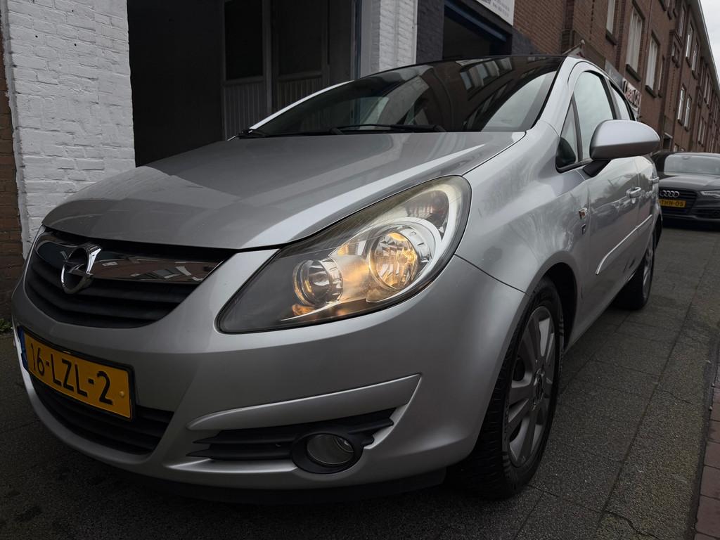 Opel Corsa 1.4-16V '111' Edition AUTOMAAT Airco Pano Cruise, Auto's, Opel, Euro 5, 1398 cc, 4 cilinders, 49 €/maand