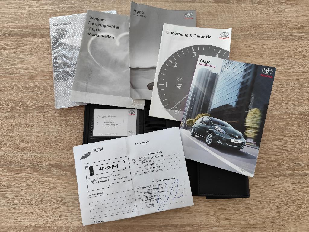 Zuinige Toyota Aygo 1.0 vijfdeurs 2011 airco metallic blauw, Voorwielaandrijving, Euro 5, Zwart, 68 pk