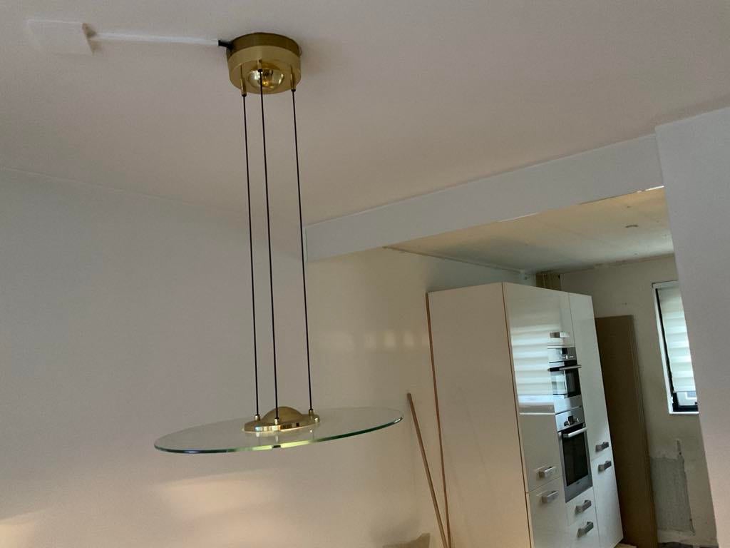 Moderne hanglamp met glazen schijf en messing details, Ophalen of Verzenden, Zo goed als nieuw, Glas, 75 cm of meer