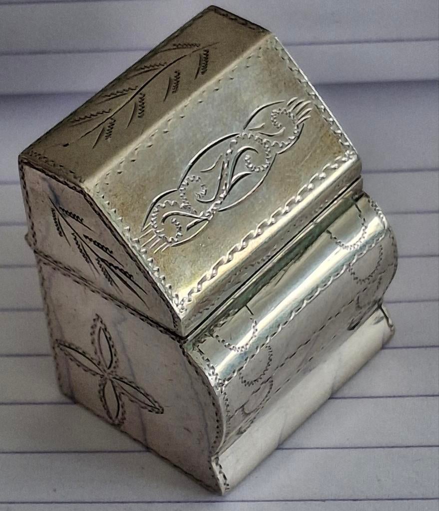 Oud loderein kabinetje in het zilver..snuifpotje buro, Ophalen of Verzenden, Zilver