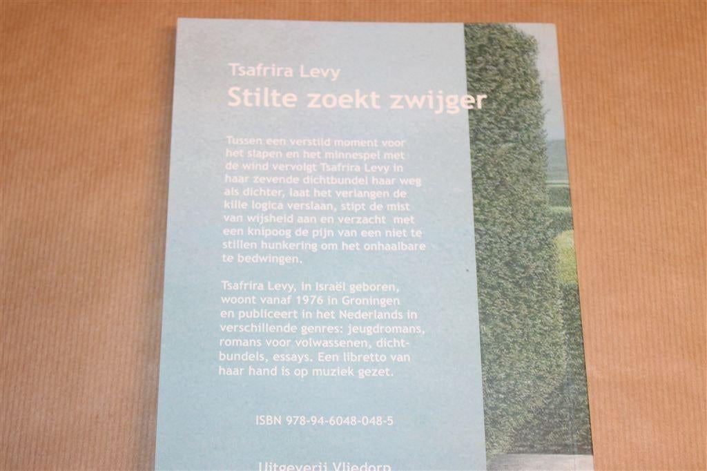 Tsafrira Levy — Stilte zoekt zwijger — Gedichten — Nieuwstaa, Ophalen of Verzenden, Zo goed als nieuw