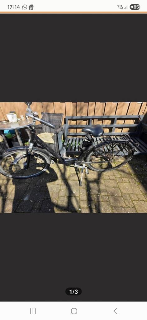 Zwarte gebruikte fiets met kapotte voorband, Ophalen, Gebruikt