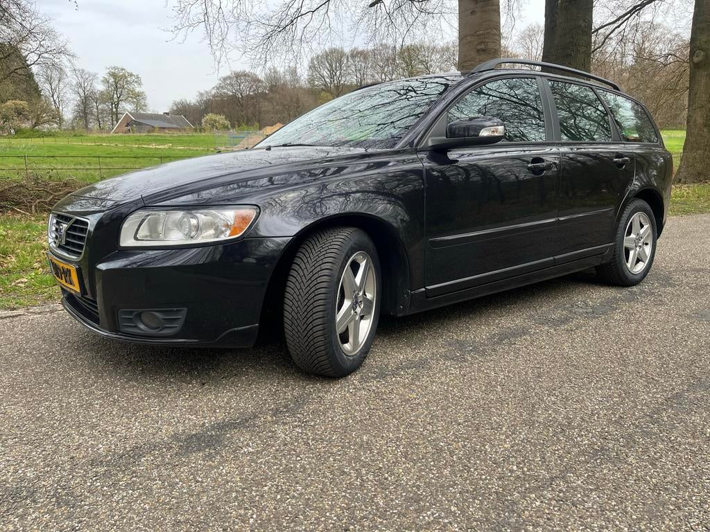 Volvo V50 2.0 2008 Zwart, NIEUWE APK EN NIEUWE BANDEN, Auto's, Voorwielaandrijving, 1282 kg, Zwart, 4 cilinders