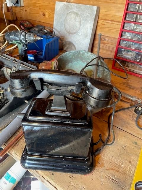 Oude zwarte telefoon met draaizwengel, bakeliet., Ophalen