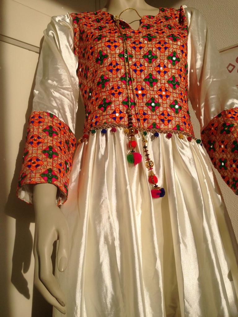 Nieuwe Afghanse jurk met sjaal en broek, Ophalen of Verzenden, Nieuw, Maat 38/40 (M), Onder de knie