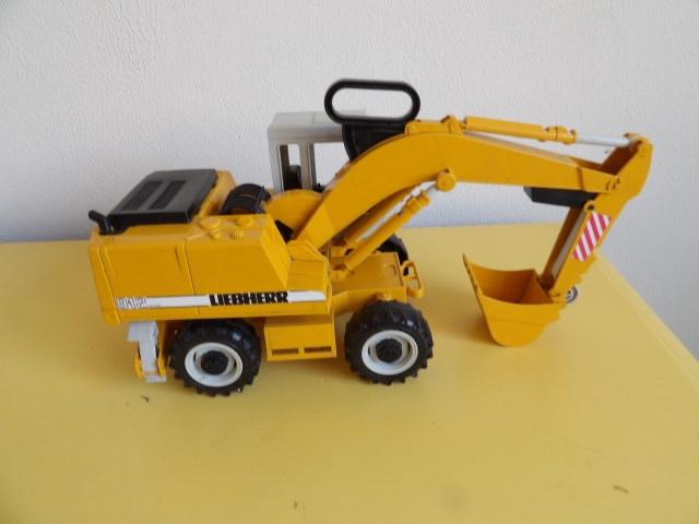 BRUDER LIEBHERR 912 GRAAFMACHINE, Kinderen en Baby's, Speelgoed | Speelgoedvoertuigen, Ophalen of Verzenden, Gebruikt