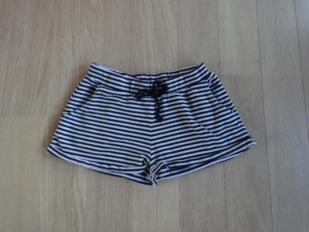 Korte broek mt 146-152, Kinderen en Baby's, Kinderkleding | Maat 146, Ophalen of Verzenden, Zo goed als nieuw, Meisje, Broek