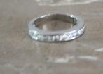 zilverkleurige ring met steentjes, Gebruikt, Ophalen of Verzenden, 17 tot 18, Dame
