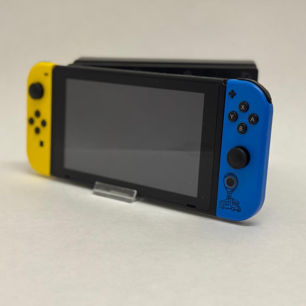 Nintendo Switch V2 Fortnite Edition, Nintendo, Zo goed als nieuw, Support@nintendo.com, 11-1 Hokotate-cho, Kamitoba, Minami-ku
Kyoto 601-8501
Japan