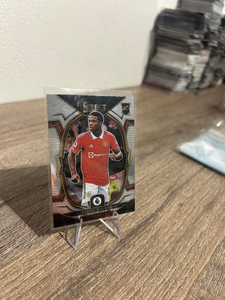 Tyrell Malacia 2022-23 Panini Select PL #70 Terrace, Ophalen of Verzenden, Zo goed als nieuw, Buitenlandse clubs, Poster, Plaatje of Sticker