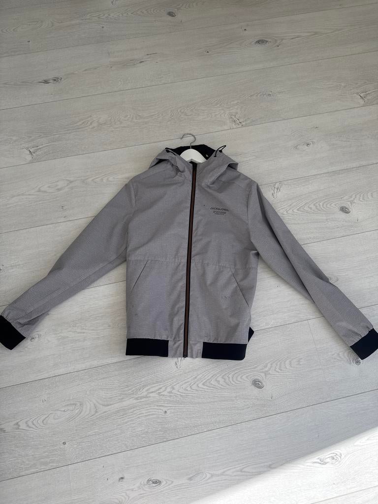 Jack & Jones grijze zomerjas met capuchon, maat M, Kleding | Heren, Jassen | Zomer, Ophalen of Verzenden, Gedragen, Maat 48/50 (M)