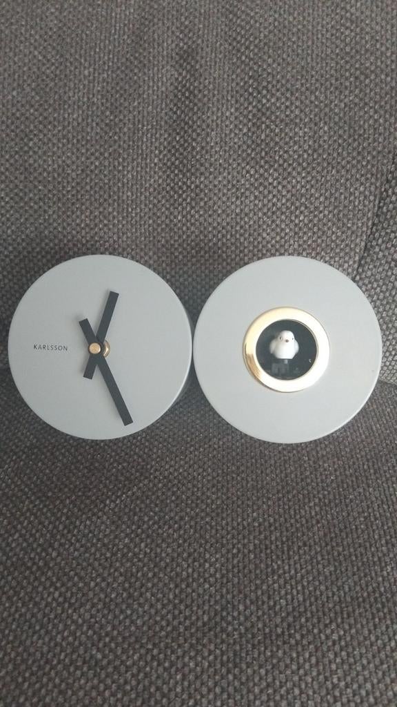 Karlsson Klok met vogelgeluid - Lichtgrijs/Goud, Ophalen of Verzenden, Wandklok