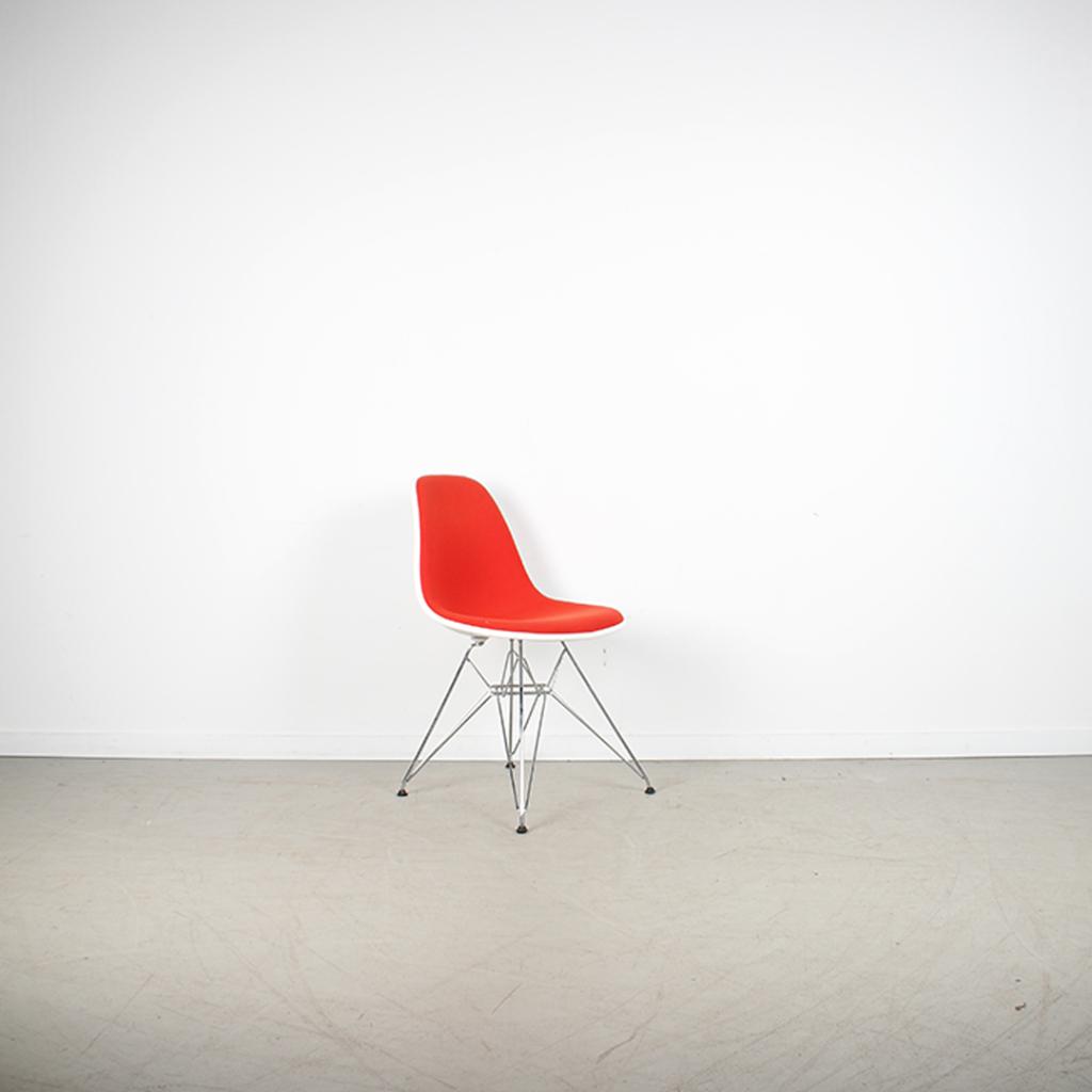 2x Vitra Eames DSR-Stoel Wit + Rood Stof – Chroom