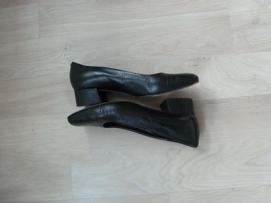 echt leer SCHOENEN lage hak 39,5 -GRATIS zend, Schoenen met lage hakken, Verzenden, Zwart, Zo goed als nieuw