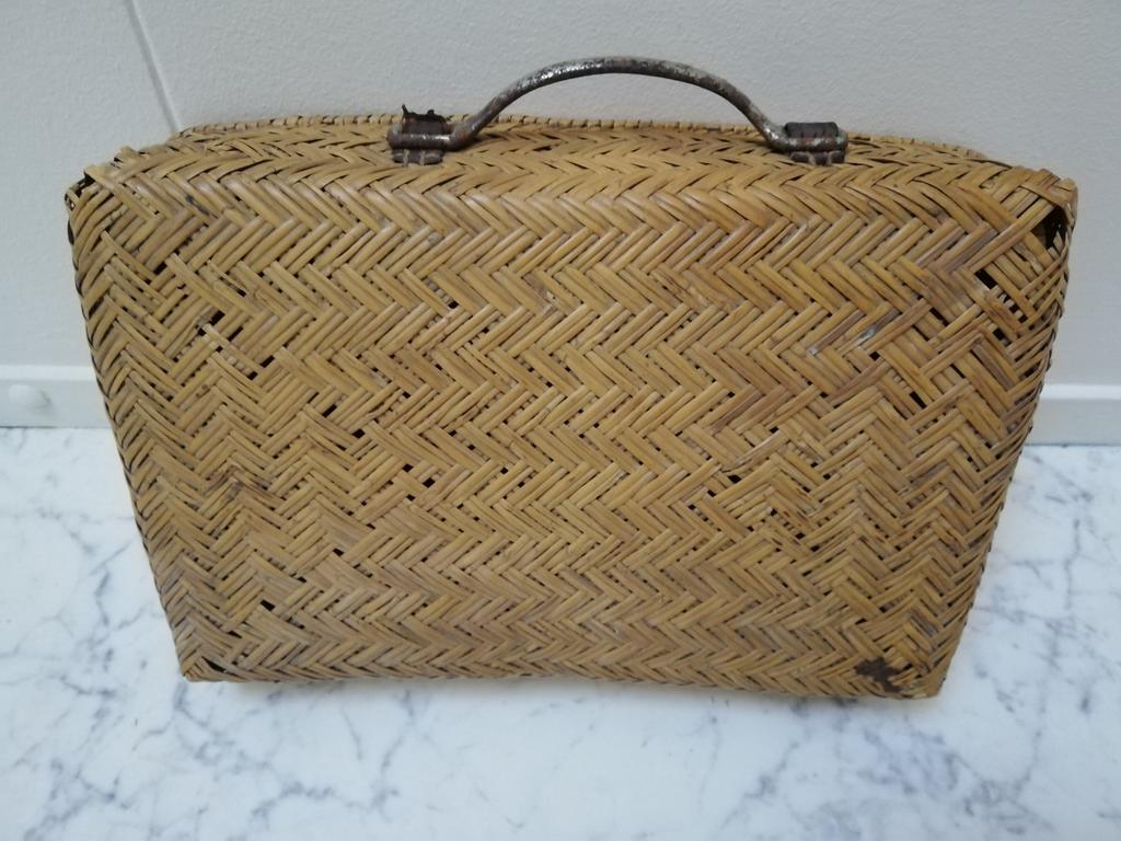 Oud doorleefd rieten koffertje., Huis en Inrichting, Ophalen of Verzenden, Gebruikt