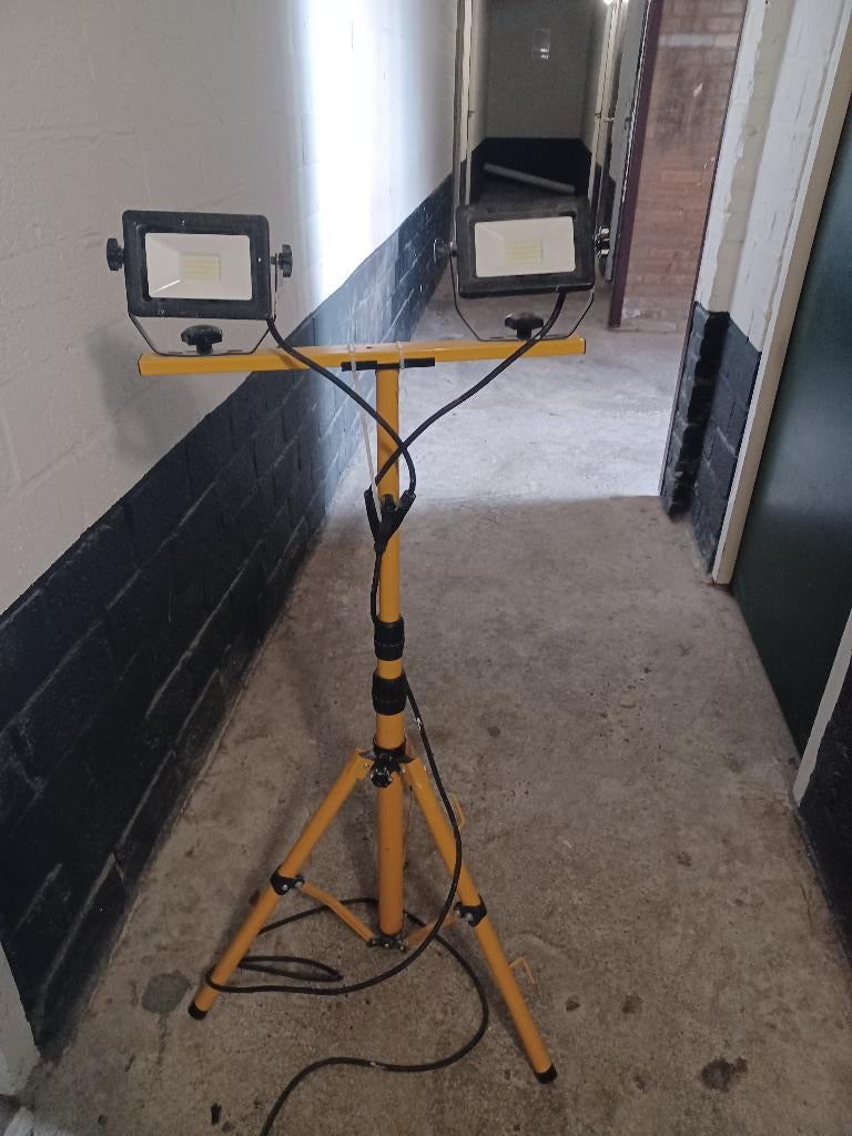 Bouwlamp LED, Ophalen, Minder dan 50 watt, Met statief, Zo goed als nieuw