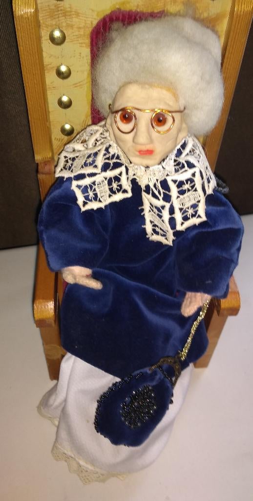 Popje met geboetseerd hoofdje type oud omaatje, Ophalen of Verzenden, Gebruikt, Pop