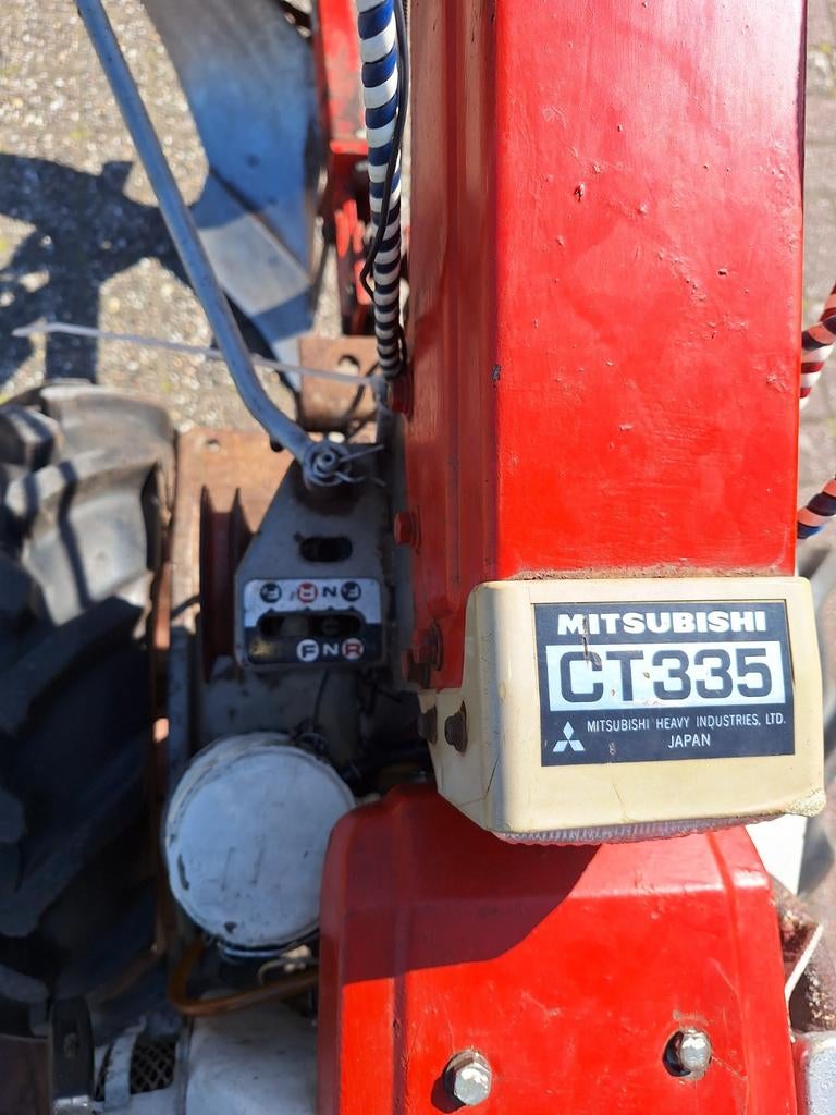 Mitsubishi CT335 Twee-wielige Tractor met Ploeg, Ophalen, Grondbewerking