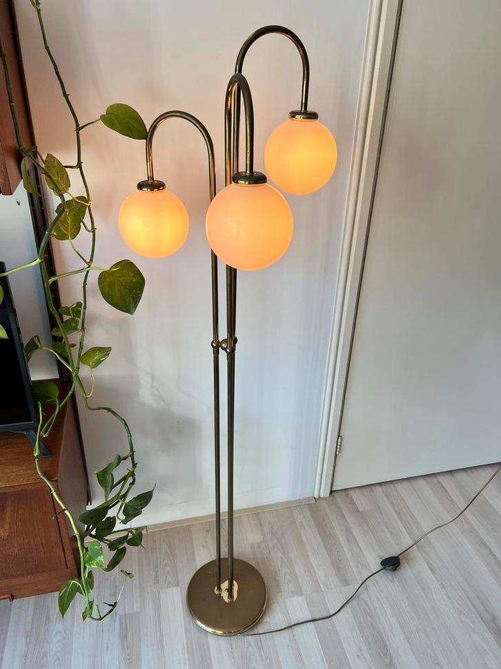 Vintage vloerlamp - Messing/goudkleurig, Huis en Inrichting, Lampen | Vloerlampen, Gebruikt, 150 tot 200 cm, Glas, Ophalen