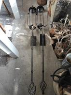 Twee zeer grote  muurkandelaars, Ophalen