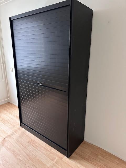 Roldeurkast zwart 120cm breed met slot., Ophalen, Gebruikt, 100 tot 150 cm, Modern