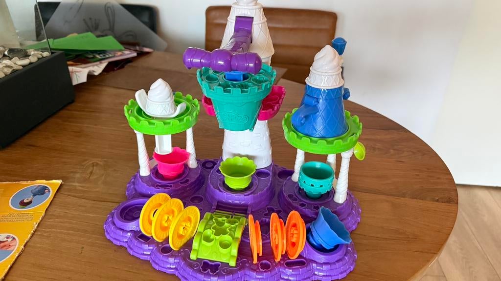 Play doh ijsmachine en doos vol kleispullen, Ophalen of Verzenden, Gebruikt, Knutselen
