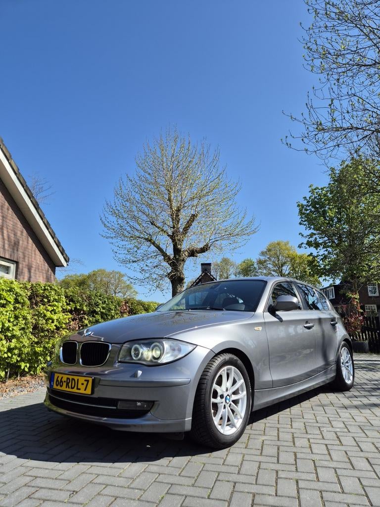 Stoere BMW 1-Serie 2.0 Grijs M interieur, Ophalen, Nieuw, Zomerbanden, Velg(en)
