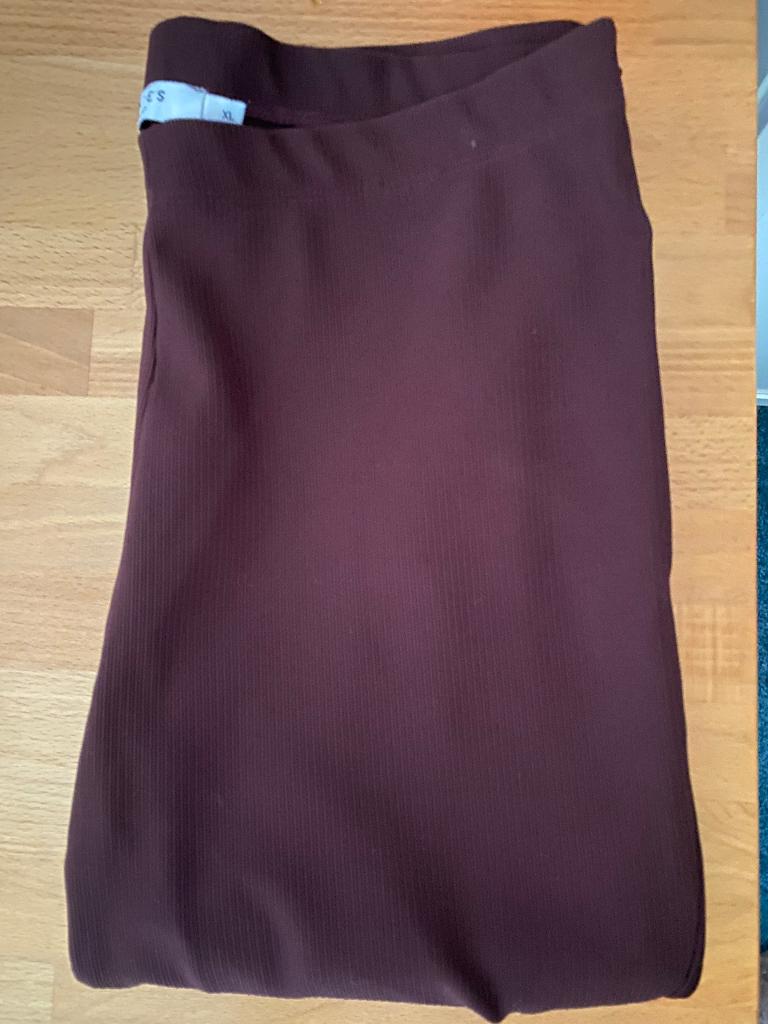 Flared broek maat XL/42 donkerrood/paars, Paars, Maat 42/44 (L), Ophalen of Verzenden, Zo goed als nieuw